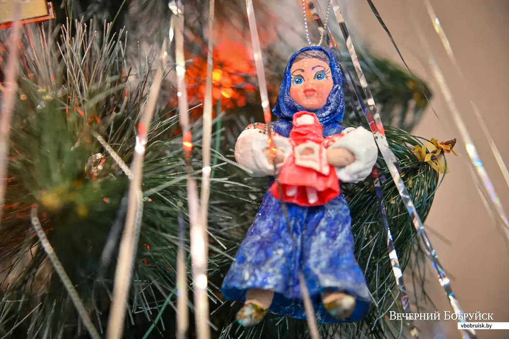 23.12.2020. Бобруйск. Кристина Бизун делает новогодние игрушки из ваты в советской стилистике.