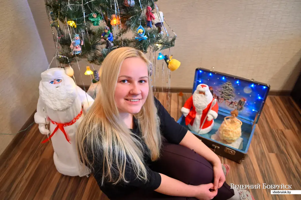 23.12.2020. Бобруйск. Кристина Бизун делает новогодние игрушки из ваты в советской стилистике.