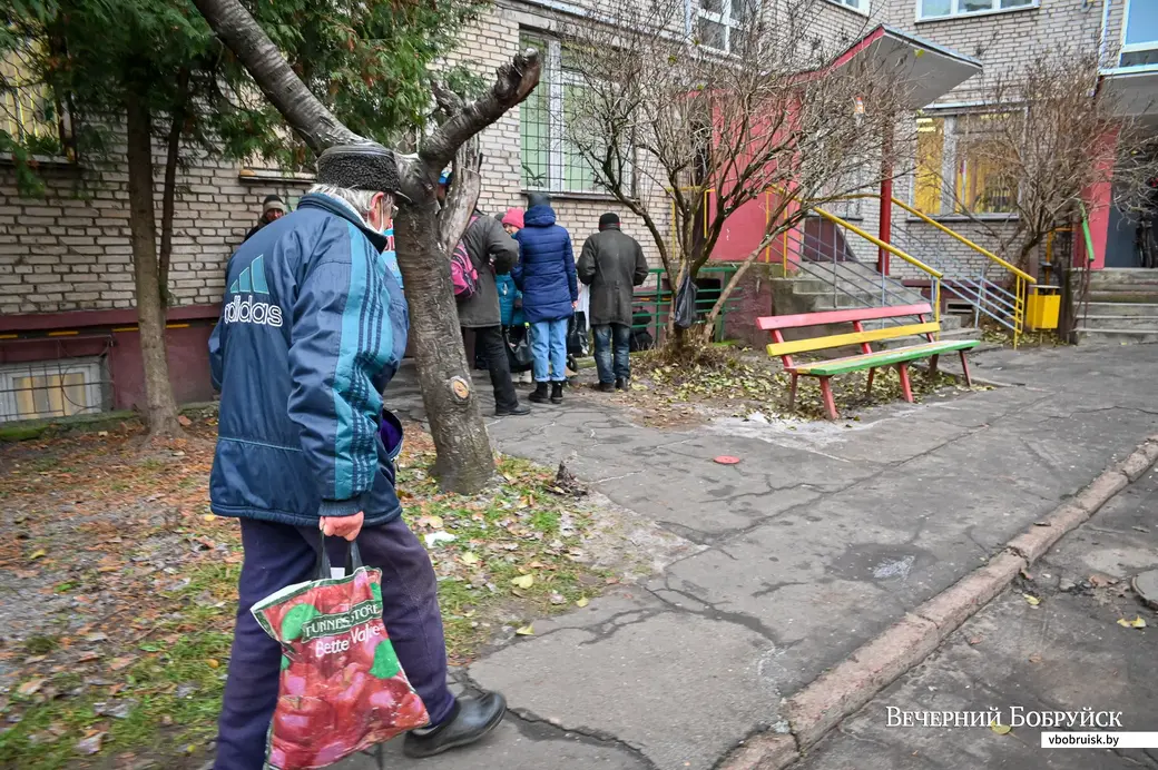 Бобруйск. Благотворительная организация «Справедливая помощь» помогает малоимущим с едой и одеждой. Но жильцам дома на К. Либкнехта, где она в настоящее время