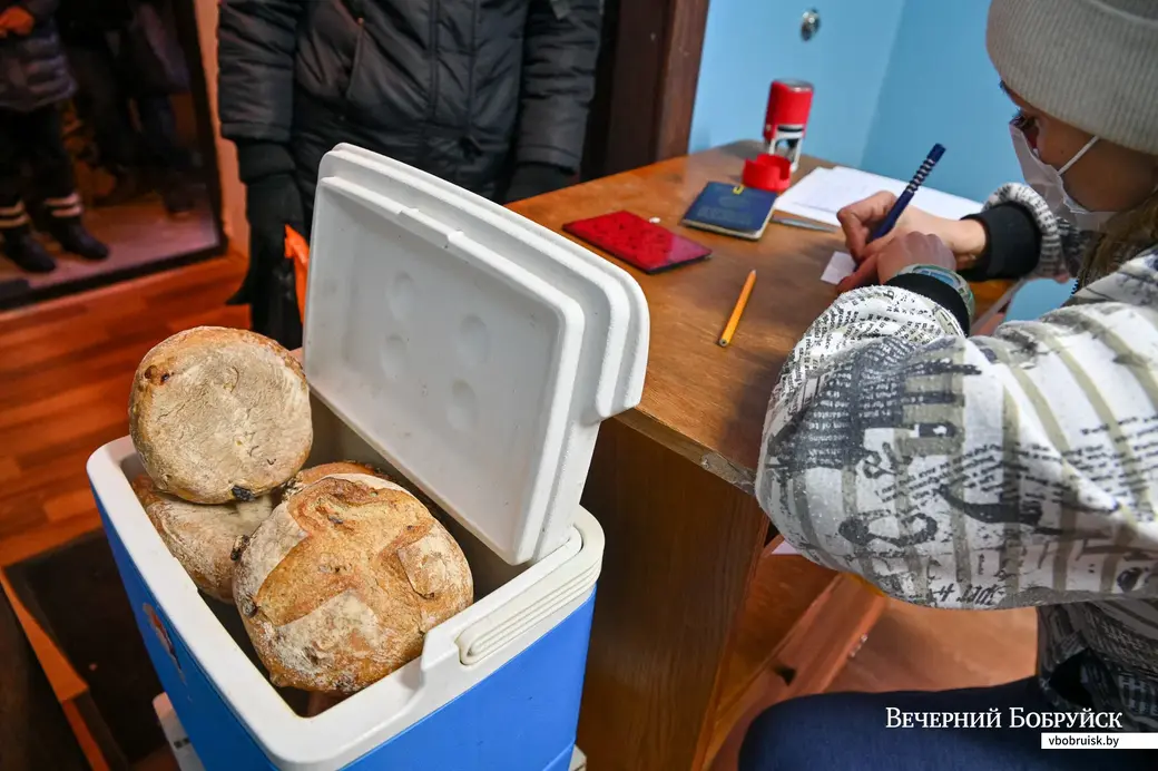 02.12.2020. Бобруйск. Благотворительная организация «Справедливая помощь» помогает малоимущим с едой и одеждой