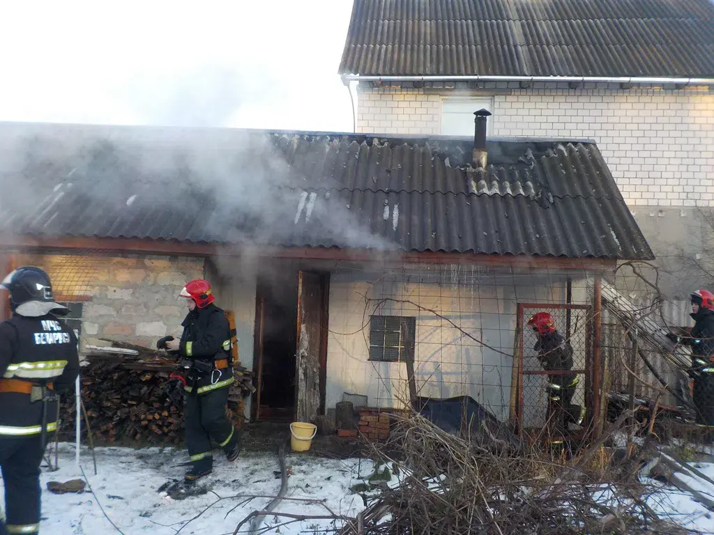 27.12.2020 В Бобруйске горела баня на улице Лесопарковой. Фото: Бобруйский ГРОЧС