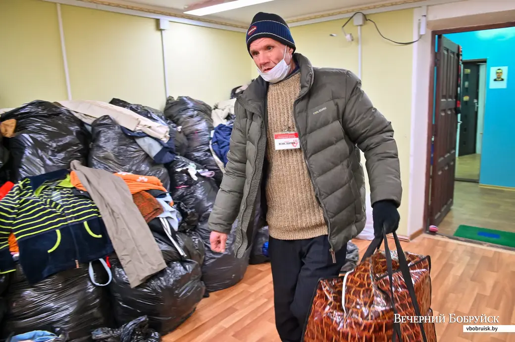 02.12.2020. Бобруйск. Благотворительная организация «Справедливая помощь» помогает малоимущим с едой и одеждой.