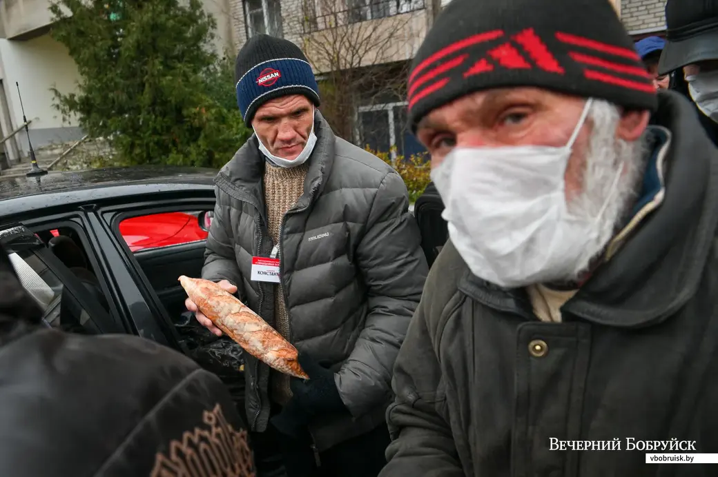 02.12.2020. Бобруйск. Благотворительная организация «Справедливая помощь» помогает малоимущим с едой и одеждой.