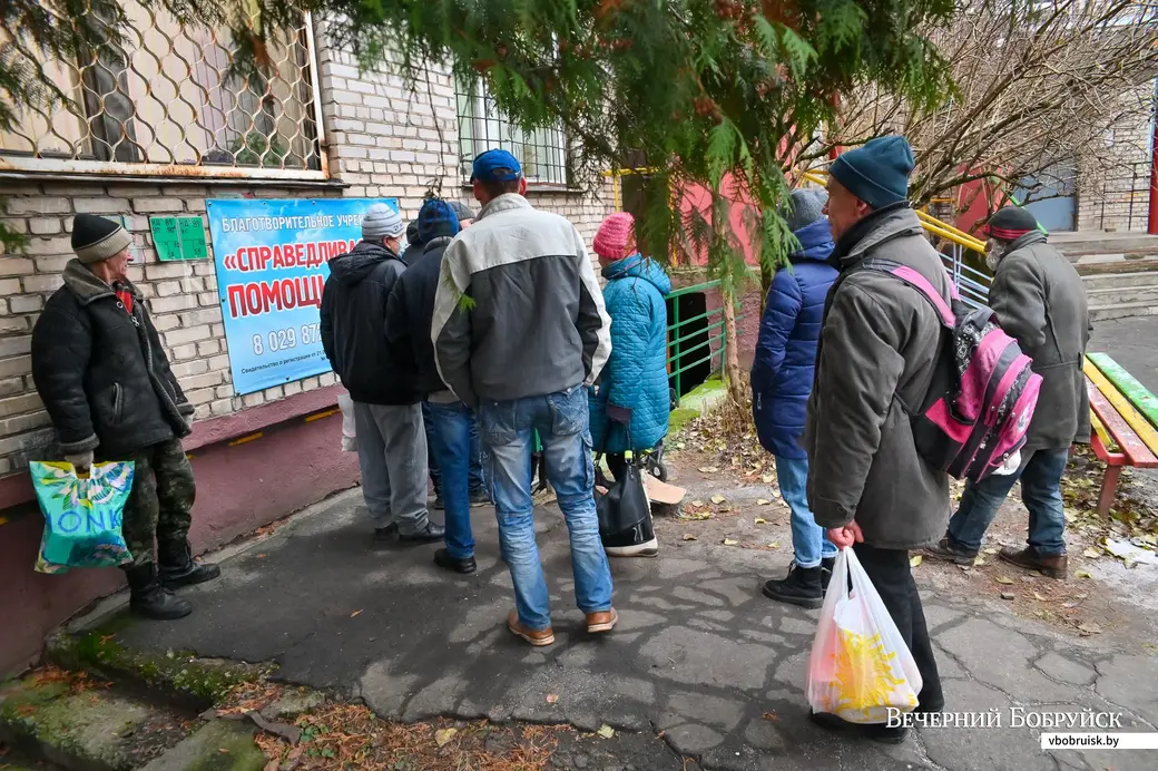 02.12.2020. Бобруйск. Благотворительная организация «Справедливая помощь» помогает малоимущим с едой и одеждой