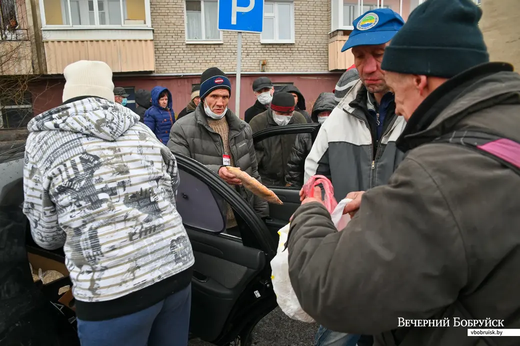 02.12.2020. Бобруйск. Благотворительная организация «Справедливая помощь» помогает малоимущим с едой и одеждой