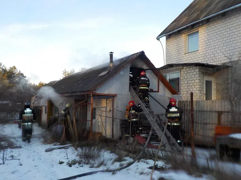 27.12.2020 В Бобруйске горела баня на улице Лесопарковой. Фото: Бобруйский ГРОЧС