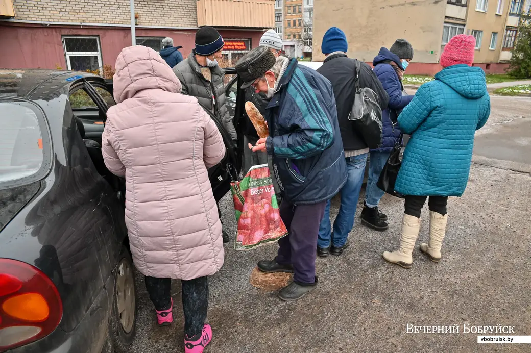 02.12.2020. Бобруйск. Благотворительная организация «Справедливая помощь» помогает малоимущим с едой и одеждой.