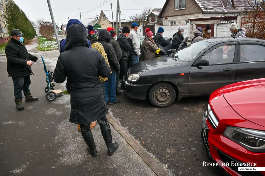 02.12.2020. Бобруйск. Благотворительная организация «Справедливая помощь» помогает малоимущим с едой и одеждой.