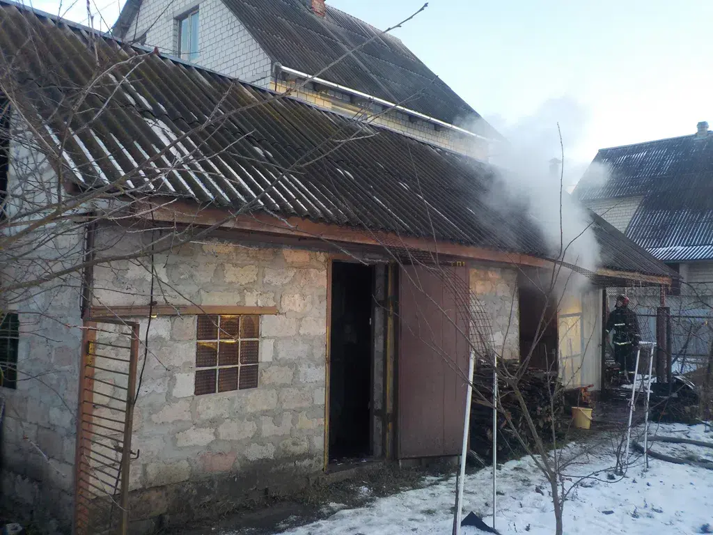 27.12.2020 В Бобруйске горела баня на улице Лесопарковой. Фото: Бобруйский ГРОЧС