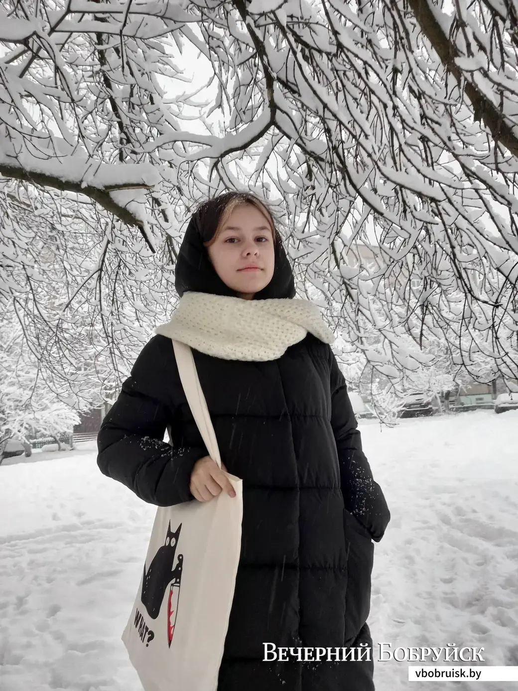 8.01.2021, Бобруйск. Катерина Шалатонина под заснеженным деревом