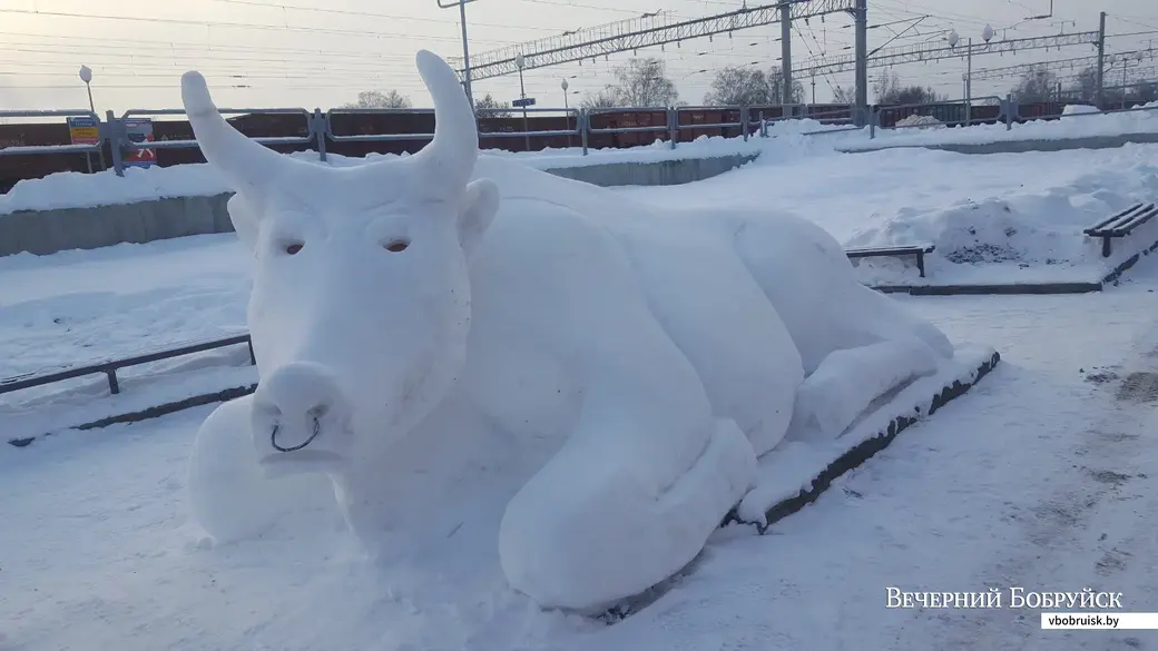 Бобруйск, 15 января 2021 года. Снежный бык во дворе городской ветеринарной станции.