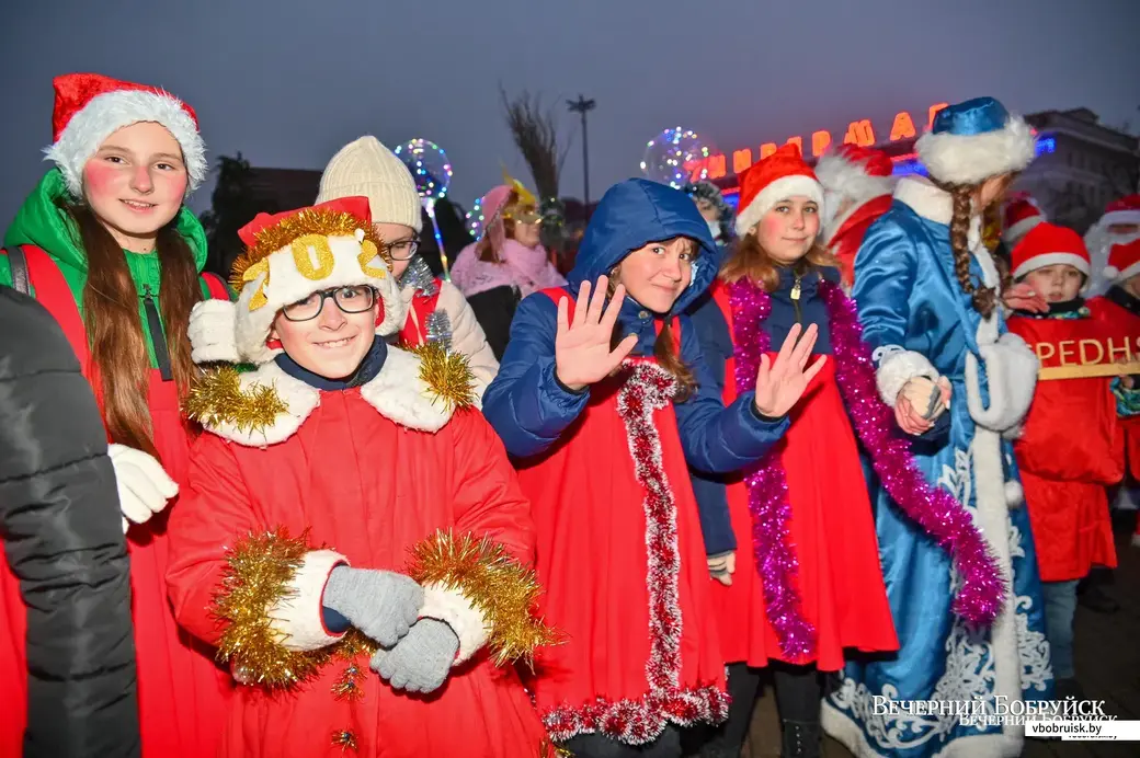 19.12.2020. Бобруйск. Костюмированный автопробег Дедов Морозов и зажигание огней на главной городской елке на площади имени В.И.Ленина
