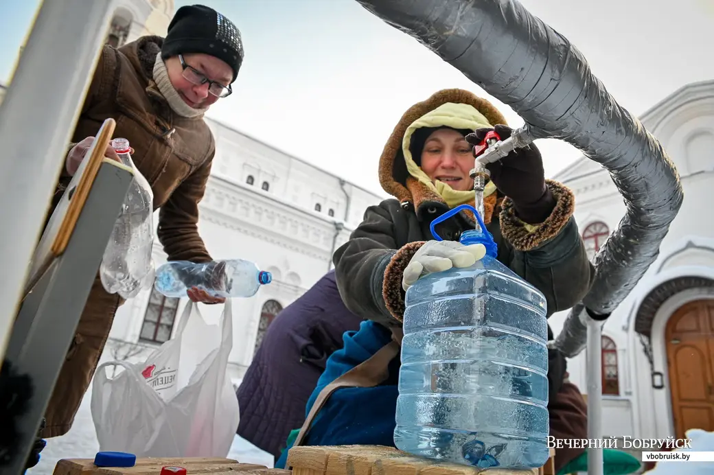 19.01.2021. Бобруйск. Православные верующие набирают Крешенскую воду в Свято-Георгиевском храме