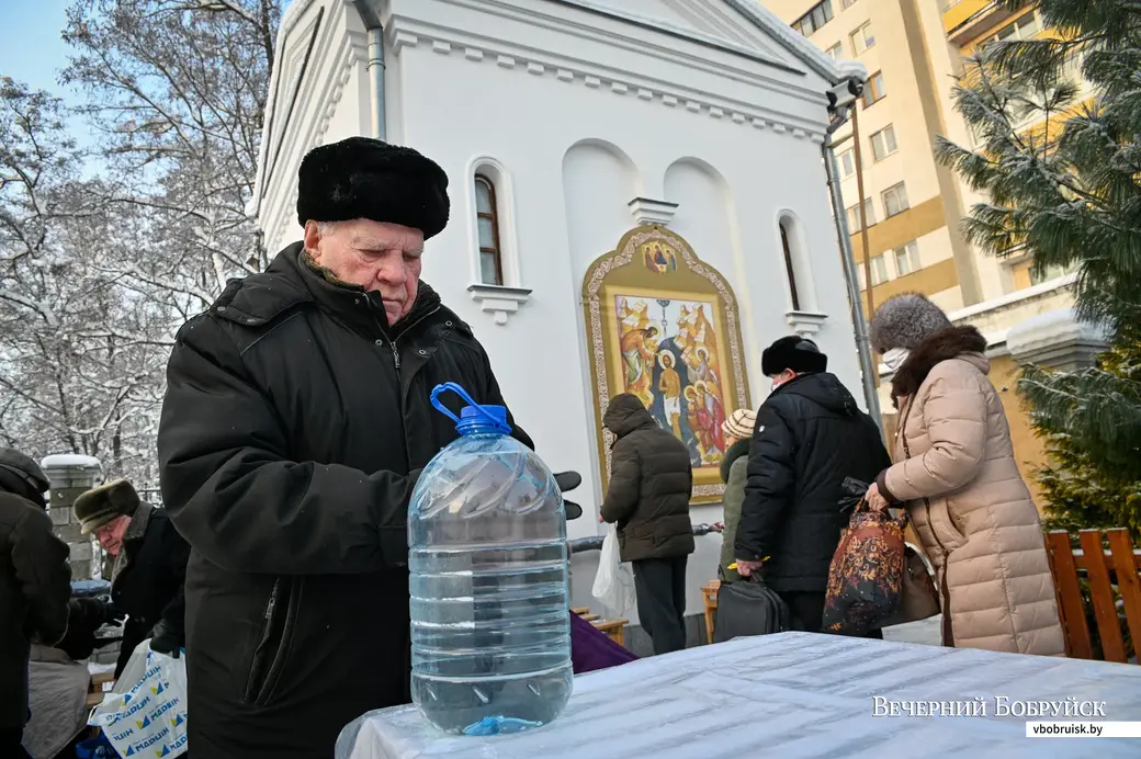 19.01.2021. Бобруйск. Православные верующие набирают Крешенскую воду в Свято-Георгиевском храме