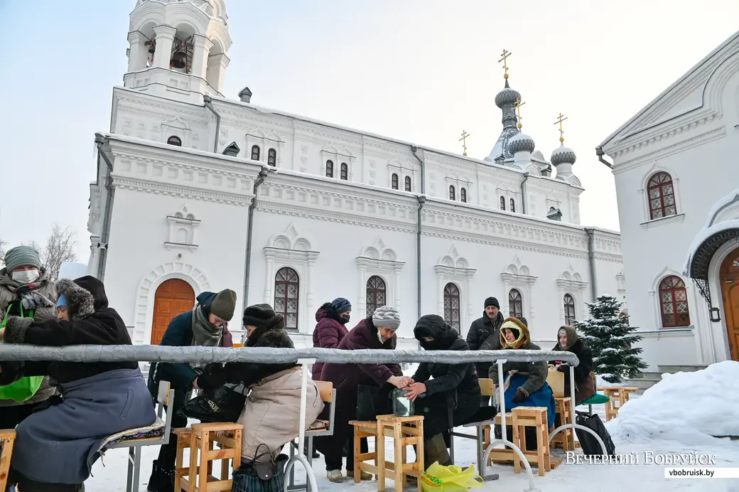 19.01.2021. Бобруйск. Православные верующие набирают Крешенскую воду в Свято-Георгиевском храме