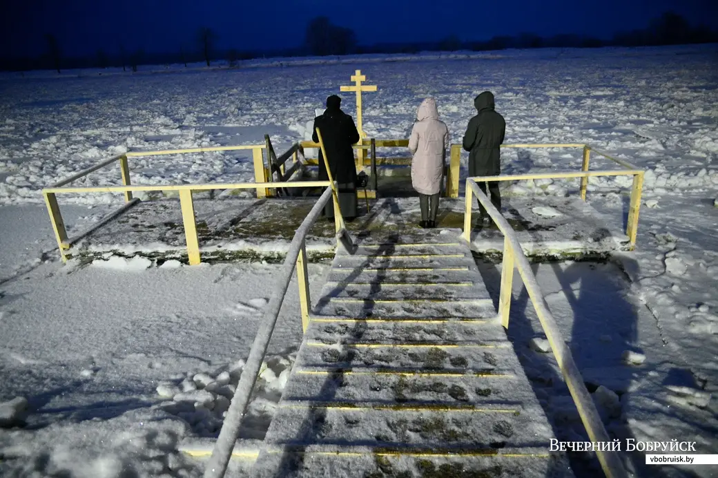 19.01.2021. Бобруйск. Православный священник совершает чин освящения воды на берегу Березины у гребной базы