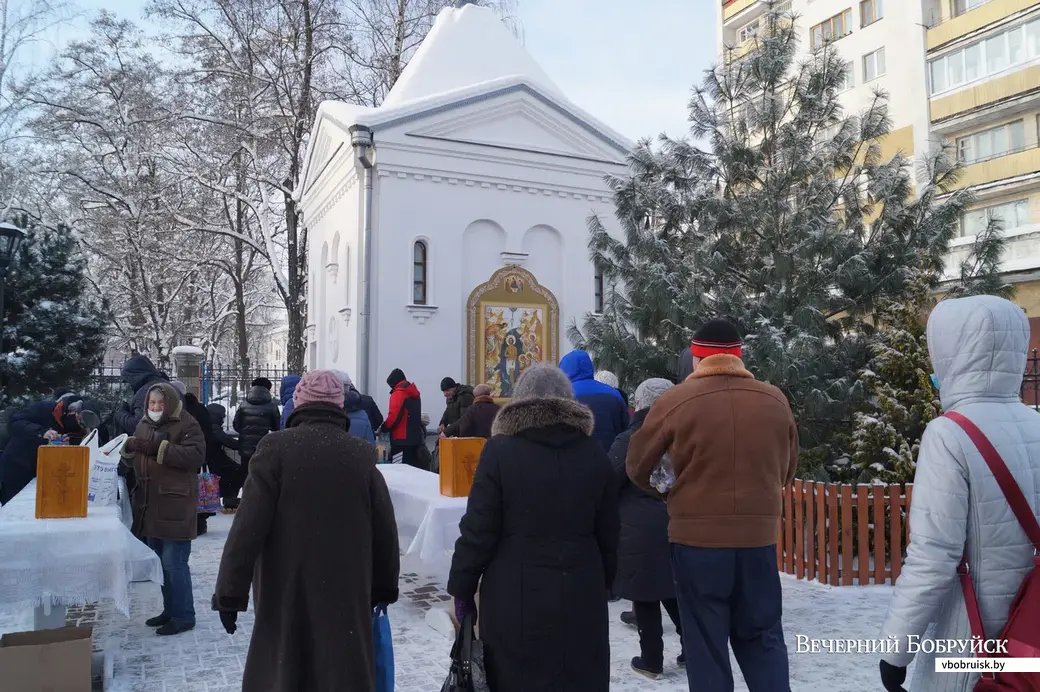 19.01.2021, Бобруйск. Очередь за освященной водой у Свято-Георгиевского храма.
