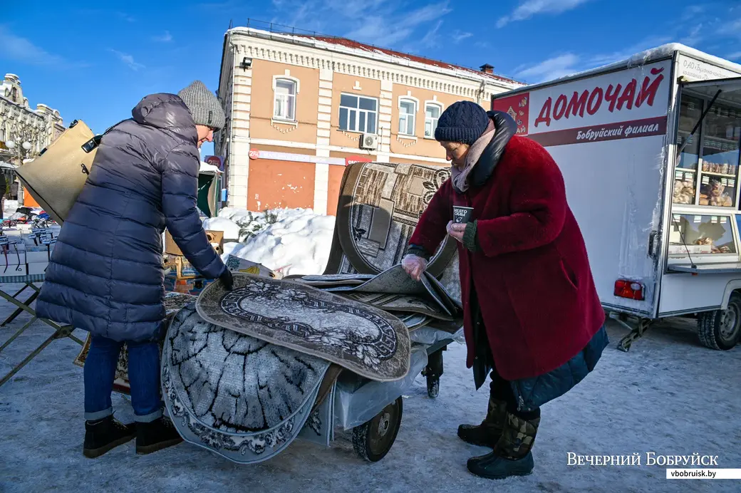20.01.2021. Бобруйск. Торговля у входа на центральный рынок.