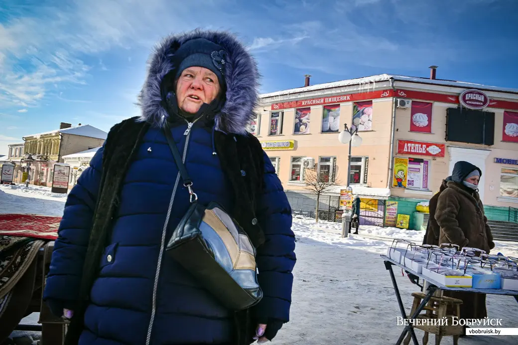 20.01.2021. Бобруйск. Торговля у входа на центральный рынок.