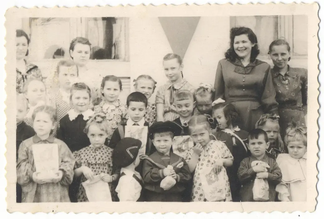 Вера Дыба – вторая слева в верхнем ряду. Снимок был сделан примерно в 1952 году, Вере здесь 6-7 лет. Рядом с ней и другие дети работников Главного управления шоссейных