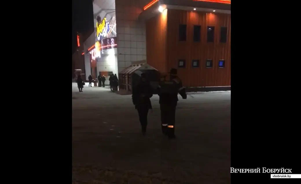 Волонтёры посыпают дороги солью. Скриншот видео