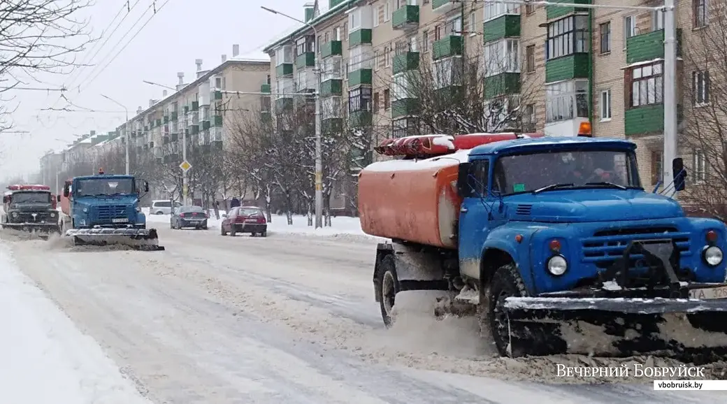 11.02.21, Бобруйск. Расчистка дорог от снега на ул. Интернациональной.