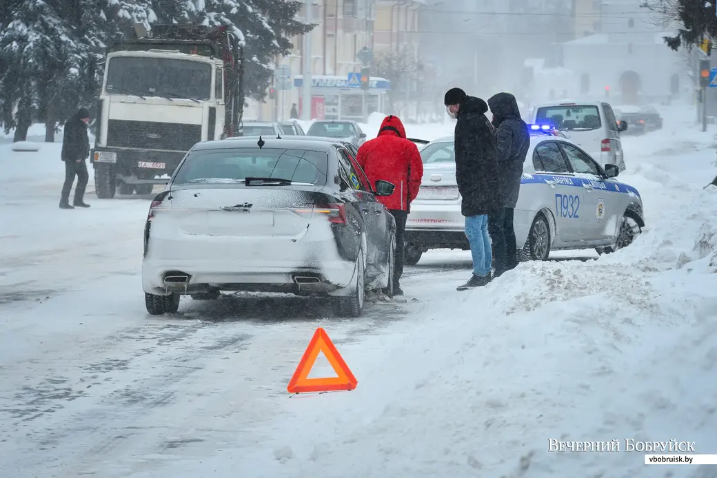 12.02.2021. Бобруйск. Сильный снегопад в Бобруйске привел к затруднениям в работе транспорта и стал причиной автоаварий