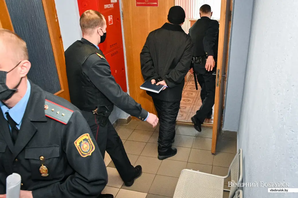 03.03.2021. Бобруйск. Конвой заводит подсудимого в зал судебного заседания.