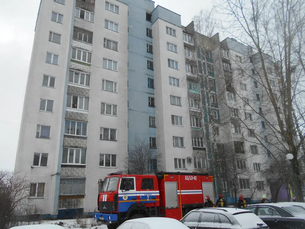 08.03.21г. В Бобруйске в доме на Рокоссовского загорелся технический этаж. Фото: Бобруйский ГРОЧС