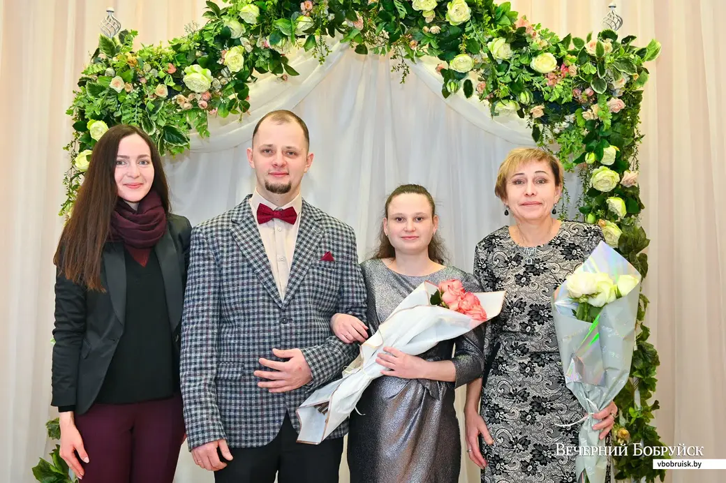 12.03.2021. Бобруйск. Свадебная пара. Ирина и Максим. С ними переводчик жестового языка Анна и мама Максима, Светлана.