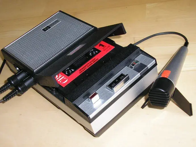 Портативный кассетный магнитофон Philips EL 3302, выпущенный в 1968 году. Фото: Wikimedia Commons.