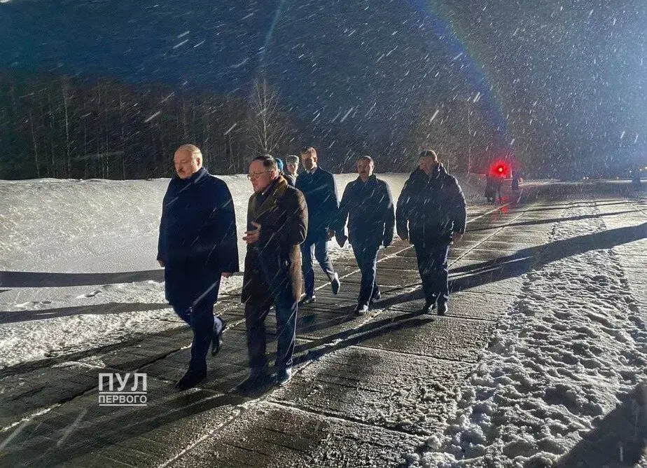 21 марта 2021 года. Лукашенко с сыновьями приехал в Хатынь.