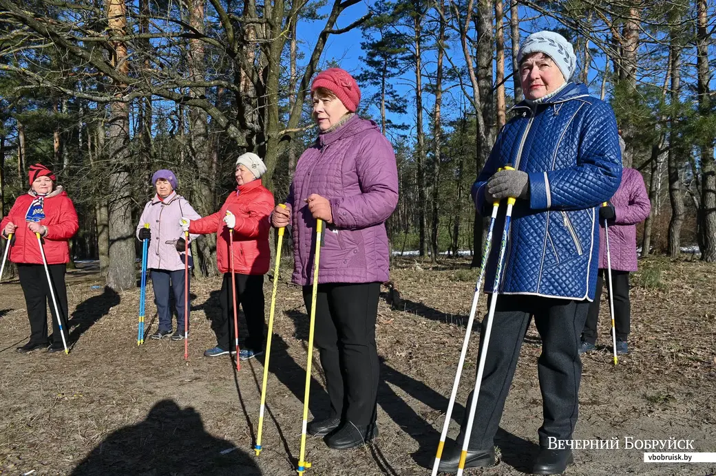 23.03.2021. Бобруйск. Бобруйчанки занимаются скандинавской ходьбой в лесопарковой зоне возле санатория