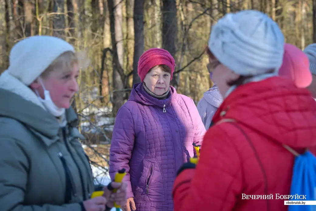 23.03.2021. Бобруйск. Бобруйчанки занимаются скандинавской ходьбой в лесопарковой зоне возле санатория