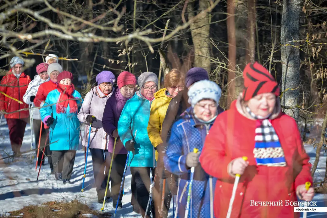 23.03.2021. Бобруйск. Бобруйчанки занимаются скандинавской ходьбой в лесопарковой зоне возле санатория