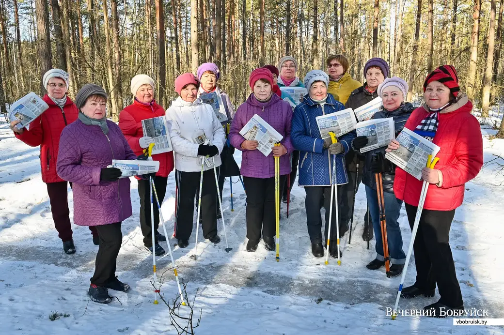 23.03.2021. Бобруйск. Бобруйчанки занимаются скандинавской ходьбой в лесопарковой зоне возле санатория
