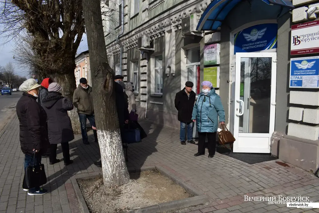 8 апреля 2021 года. Очередь желающих подписаться на