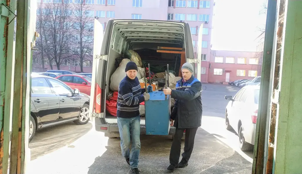 25.03.21. «Родина» переселяется из клуба в гараж. Фото Сергея Борбута.
