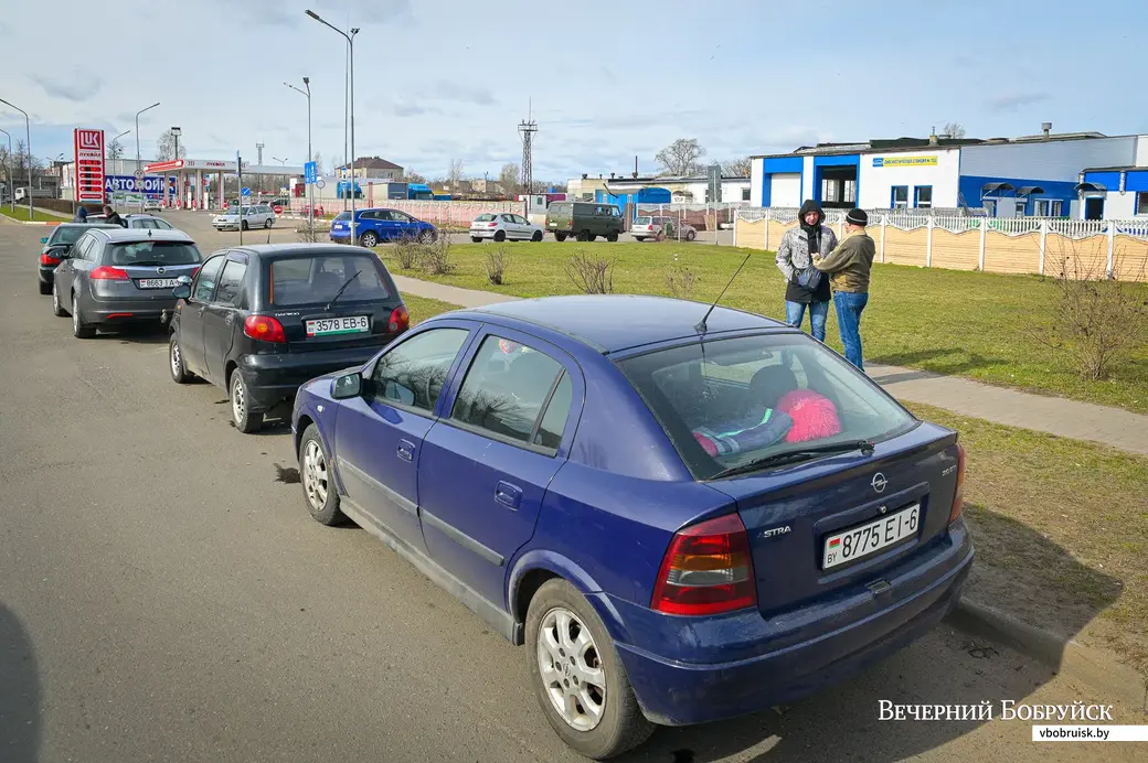 06.04.2021. Бобруйск. Очередь автомобилей на диагностическую станцию для прохождения техосмотра. Фото из архива