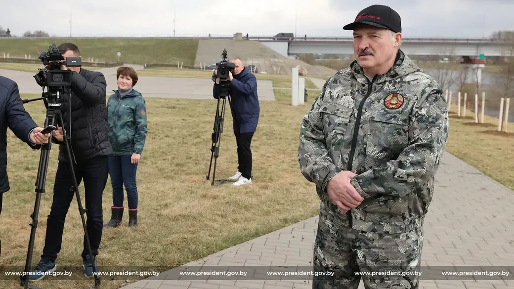 В беседе с журналистами Александр Лукашенко отметил, что текущая ситуация с заболеваемостью СOVID -19 в Беларуси контролируемая.