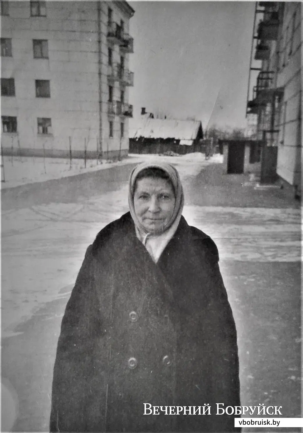 Ева Федоровна Булова (наша бабушка, мать Степана) во дворе возле дома.