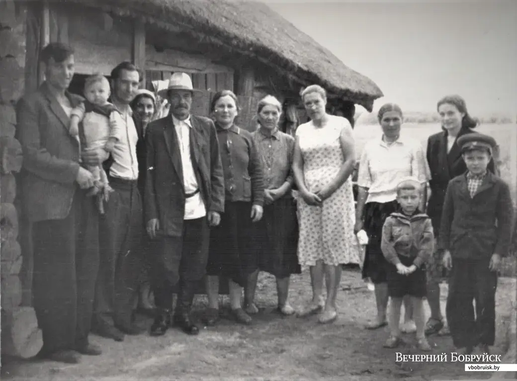 1960 год. Маленький Женя (в тюбитейке) в деревне Кострище.