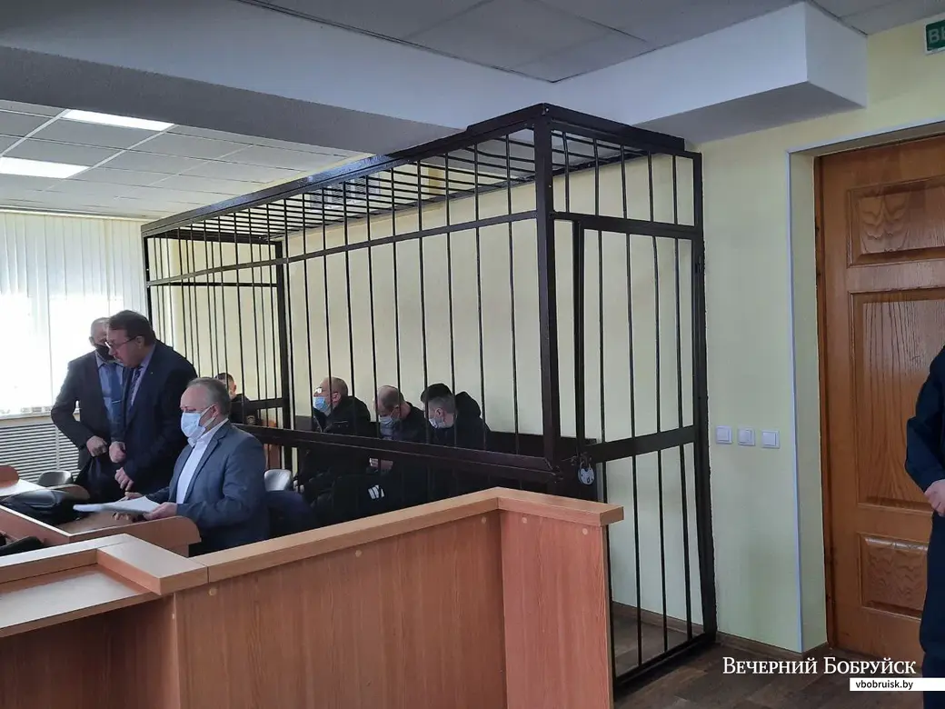 20.04.2021, перед судебным заседанием.