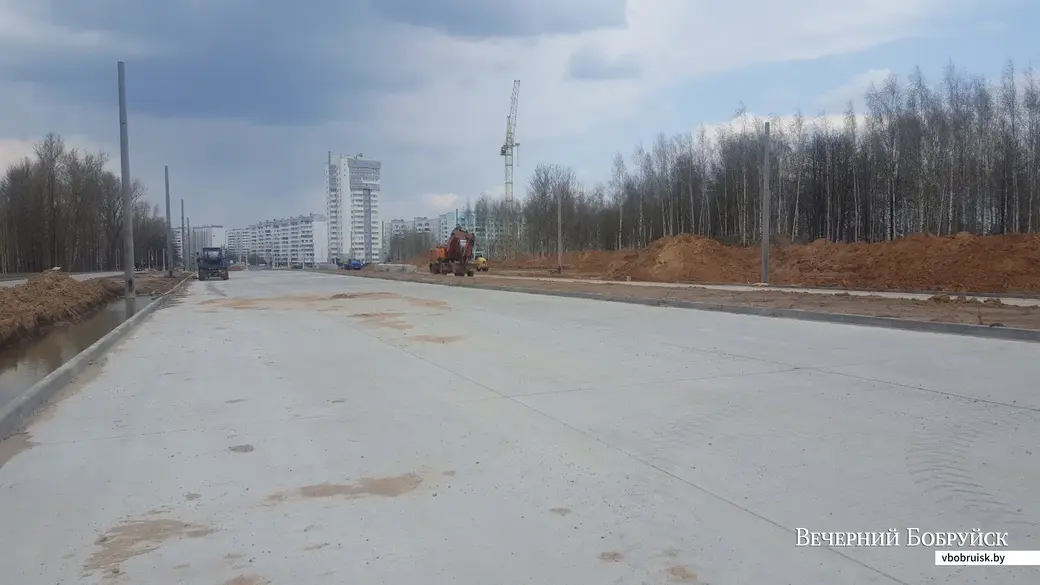22.04.2021. Строительство нового участка проспекта Строителей в 5-м микрорайоне близится к завершению.