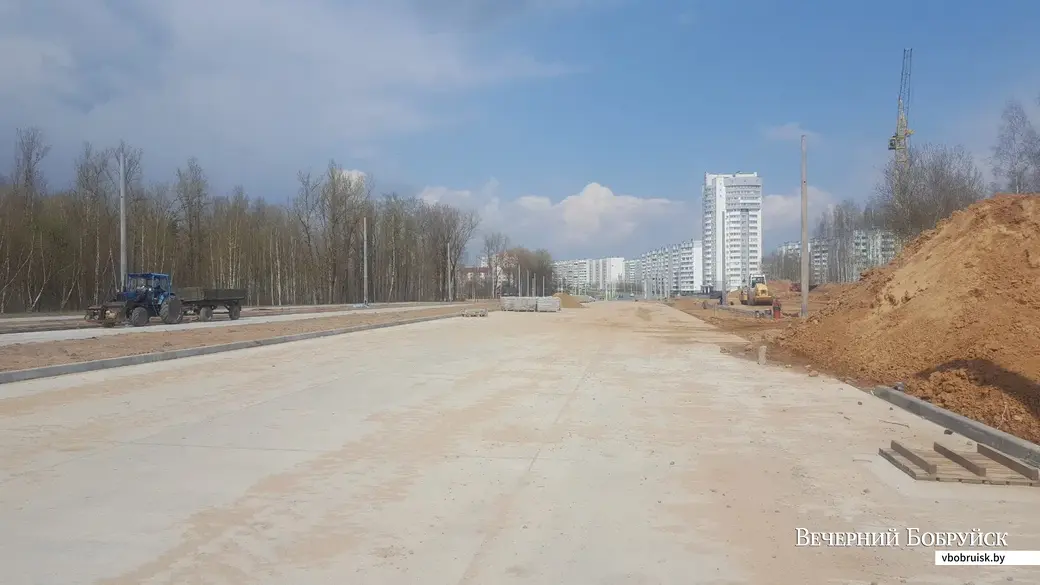 22.04.2021. Строительство нового участка проспекта Строителей в 5-м микрорайоне близится к завершению.