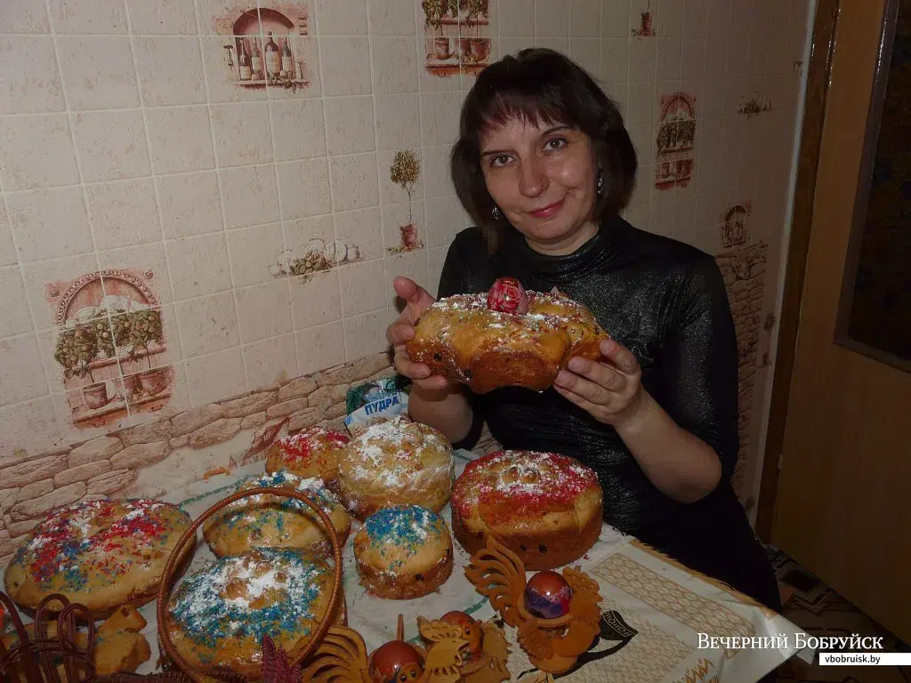 А на этом фото корреспондент «ВБ» и ведущая конкурса Ирина Рябова со своими куличами.