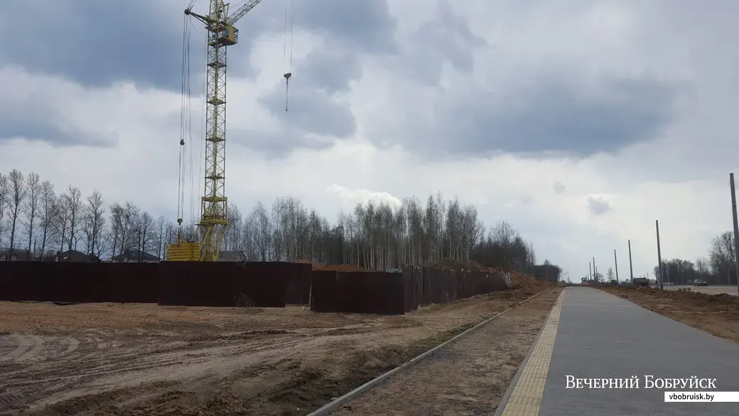 22.04.2021. Строительство нового участка проспекта Строителей в 5-м микрорайоне близится к завершению. А стройка нового дома только разворачивается.