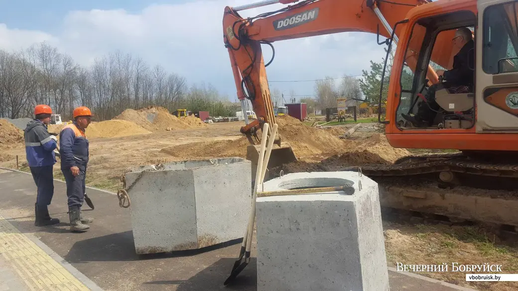 22.04.2021. Строительство нового участка проспекта Строителей в 5-м микрорайоне близится к завершению.