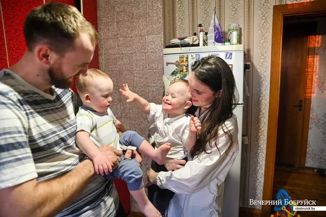 05.03.2021. Бобруйск. Мария и Сергей Радывонюк воспитывают двоих мальчиков Артура и Диму с синдромом Дауна