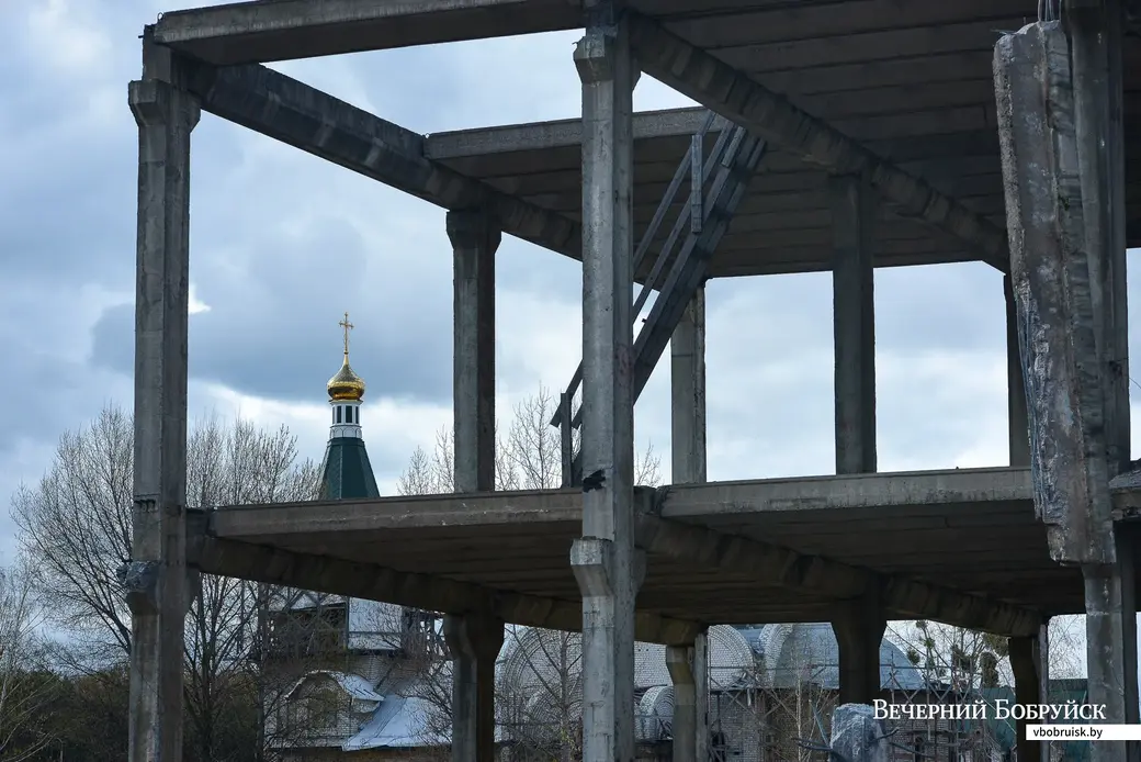 27.04.2021. Бобруйск. Демонтаж бетонных перекрытий «этажерки» на Георгиевском проспекте